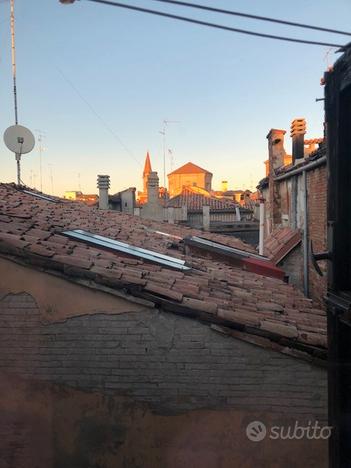 Stanza matrimoniale con bagno in centro