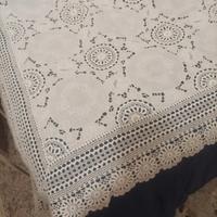 tovaglia da tavola in lino ricamato