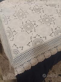 tovaglia da tavola in lino ricamato