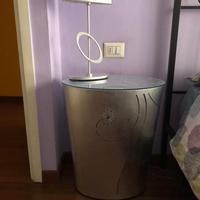 Comodino girevole con lampada