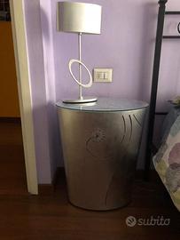 Comodino girevole con lampada