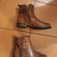 stivaletti pelle marrone e scarpe nere pelle 