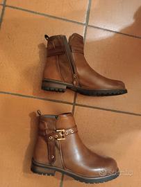 stivaletti pelle marrone e scarpe nere pelle 