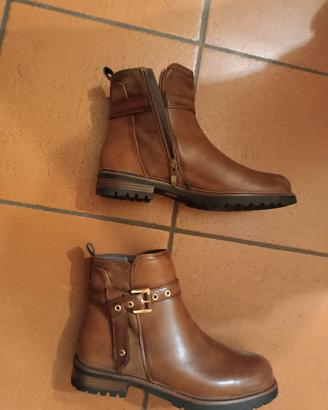 stivaletti pelle marrone e scarpe nere pelle 