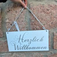 Cartello decorativo "Herzlich Willkommen"