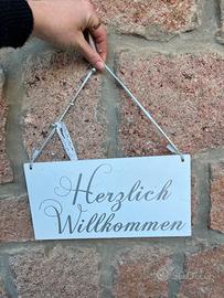 Cartello decorativo "Herzlich Willkommen"