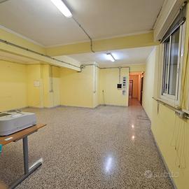 Locale C3 magazzino, laboratorio con bagno