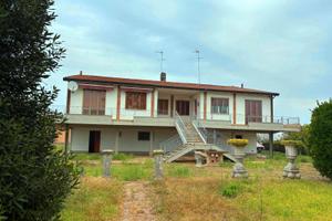 VILLA BIFAMIGLIARE con due appartamenti