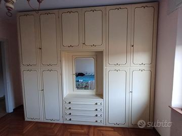 Armadio in legno antico