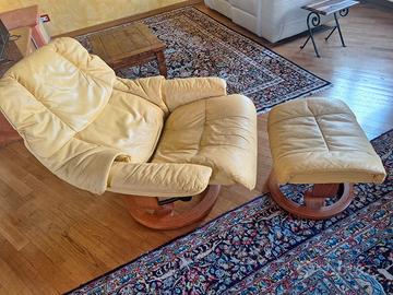 Poltrona Ekornes Stressless Reno in pelle con pouf