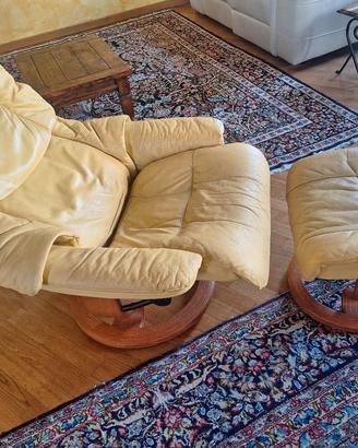 Poltrona Ekornes Stressless Reno in pelle con pouf