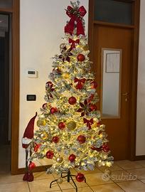 Albero di natale con neve