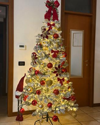 Albero di natale con neve