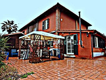 Porzione angolare di Casale con Giardino