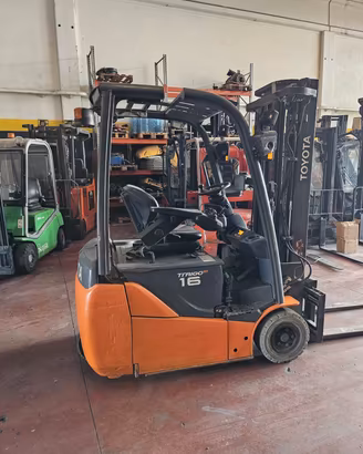 Carrello elevatore elettrico 1600 kg modello Toyot