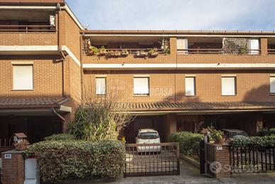 VILLETTA A SCHIERA CON AFFACCIO PANORAMICO E GIARD