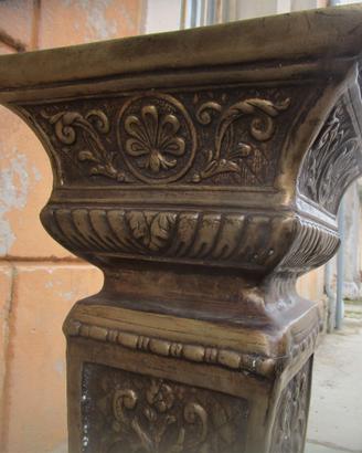 Antica colonna sbalzata