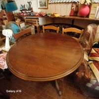 Tavolo rotondo in noce chiaro