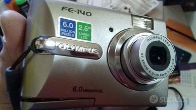 Fotocamera digitale Olympus FE-140 da 6 megapixel.