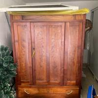 Armadio antico in legno massello