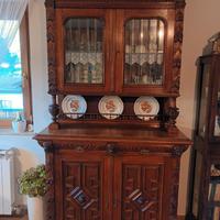 Credenza in rovere antico e tavolo con sedie