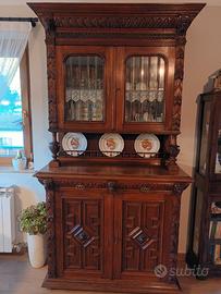 Credenza in rovere antico e tavolo con sedie