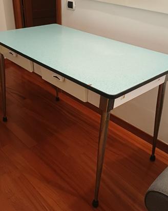 Tavolo in formica e sedie