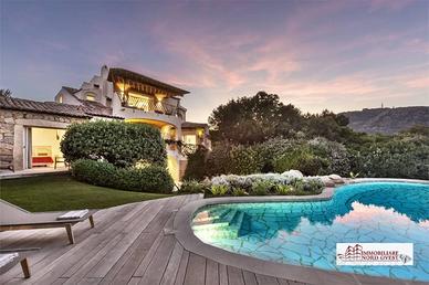 Villa di 250 m² con più di 5 locali a Arzachena