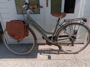bicicletta vicini donna vintage retro con borse