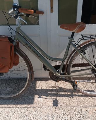 bicicletta vicini donna vintage retro con borse