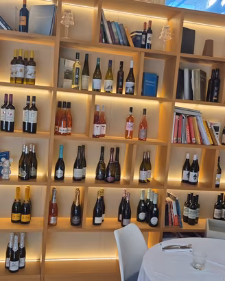 libreria in legno fatta  da falegname