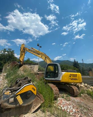 Escavatore new holland e 215 b