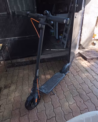 monopattino elettrico ninebot