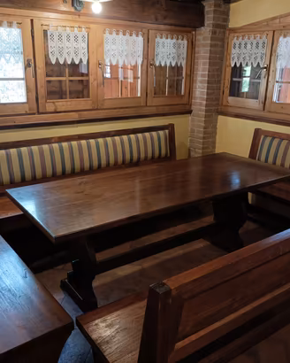 Tavolo e panche in legno da tavernetta