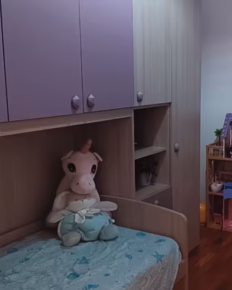 Cameretta bambina con due letti e materassi
