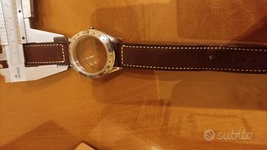 cassa in acciaio orologio con cinturino 