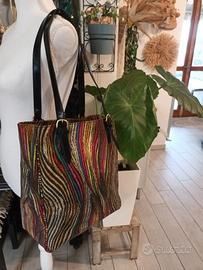 Borsa griffata Missoni.