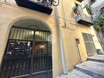 2 LOCALI A NAPOLI