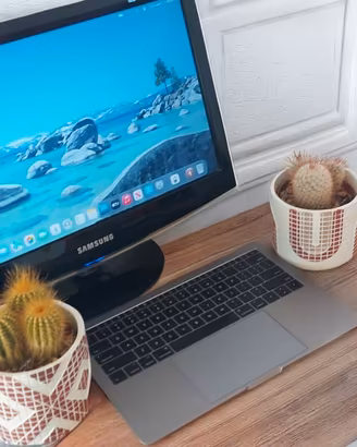 Apple MacBook Pro 2017 - macOS Tahoe 8GB I5 SSD