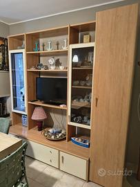 Parete attrezzata e Tavolo con 6 sedie