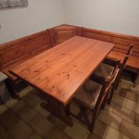 Panca angolare con tavolo e sedie