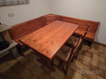 Panca angolare con tavolo e sedie