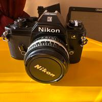 Macchina fotografica Nikon EM analogica