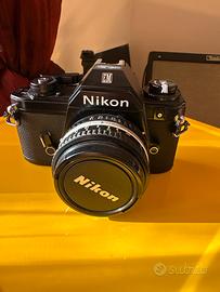 Macchina fotografica Nikon EM analogica