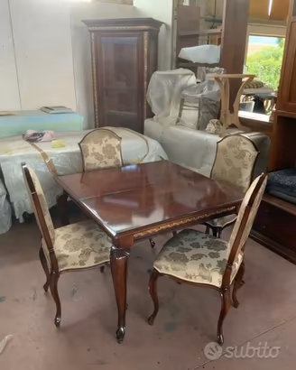 Tavolo da pranzo classico e sedie
