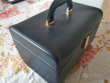 Beauty case in finta pelle di colore blu