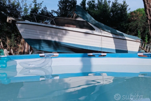 Barca pilotina a motore