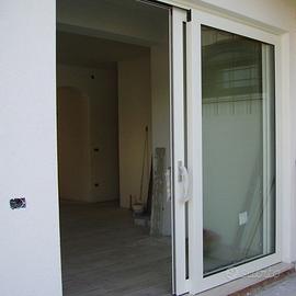 Infisso scorrevolein alluminio bianco perla