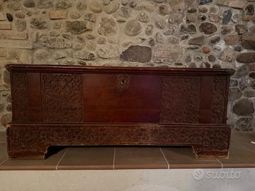 Piccola cassapanca  in noce