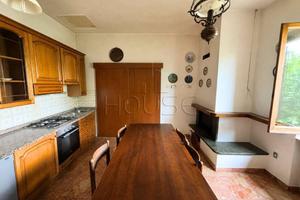 Casa indipendente di 110 m² con 4 locali e box aut